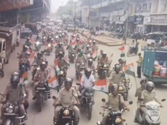 सतना पुलिस ने तिरंगा बाइक रैली निकाली। रैली में लेडी पुलिस अफसर भी शामिल रहीं।