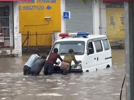 सीकर में नवलगढ़ रोड पर उद्योग नगर थाने के सामने एक एम्बुलेंस पानी के बीच ही बंद हो गई। जिससे धक्के देकर बाहर ले जाना पड़ा।