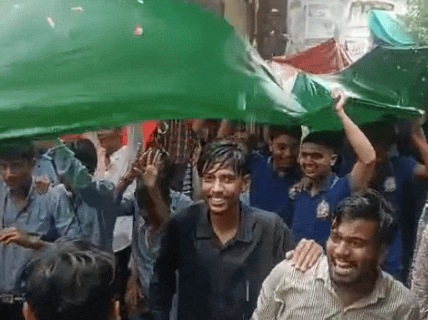 सीकर में ABVP द्वारा बारिश के बीच ही तिरंगा यात्रा निकाली गई।