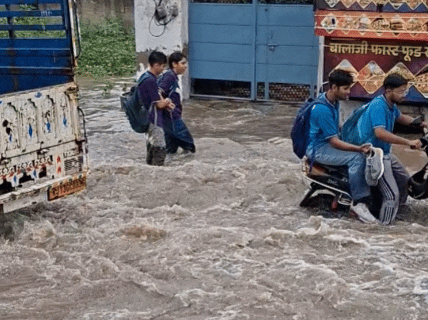 पालवास रोड पर स्टूडेंट्स गंदे पानी के बीच से निकलने को मजबूर रहे।