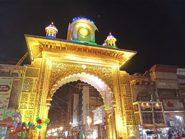 शहर के हृदय स्थल होली गेट पर फसाड लाइट लगायी गयी है