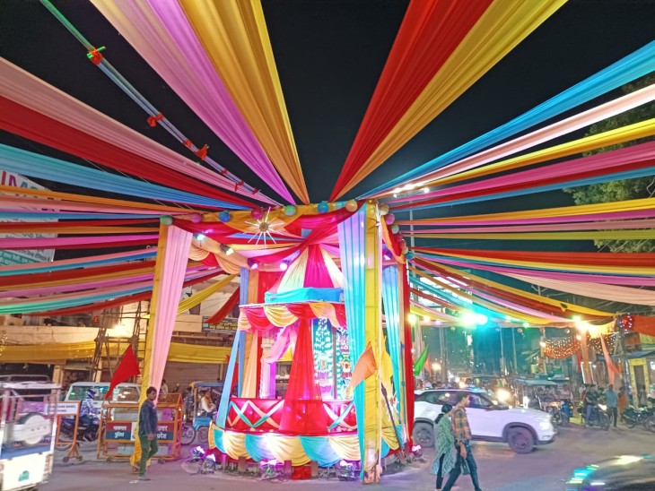 तिराहों पर आकर्षक सजावट की गयी है