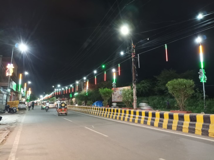 कान्हा के जन्मोत्सव के लिए मथुरा वृंदावन के रास्तों पर रंग बिरंगी लाइट लगायी गयी है