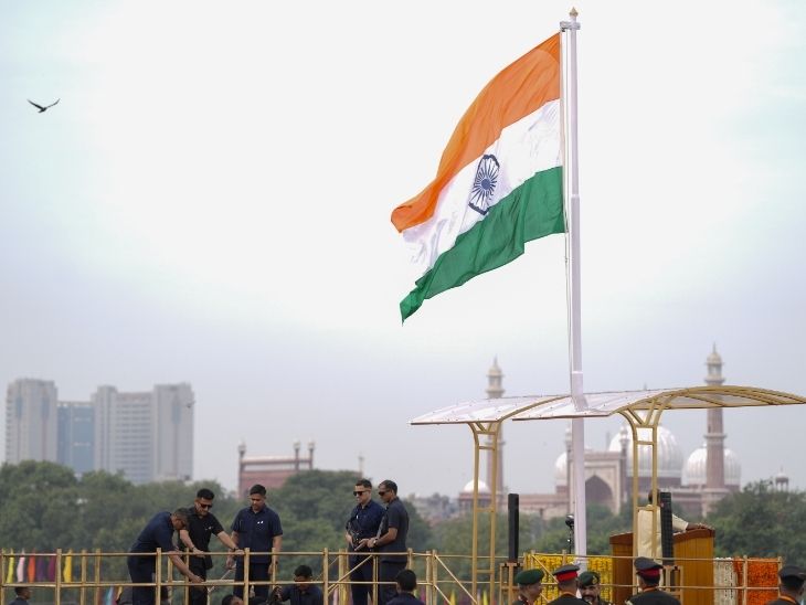 पीएम मोदी के राष्ट्रीय ध्वज फहराने से पहले जवान सुरक्षा का जायजा लेते हुए।