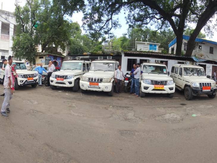 भोपाल में तहसीलदार और नायब तहसीलदार अपने सरकारी वाहन जमा करा चुके हैं।