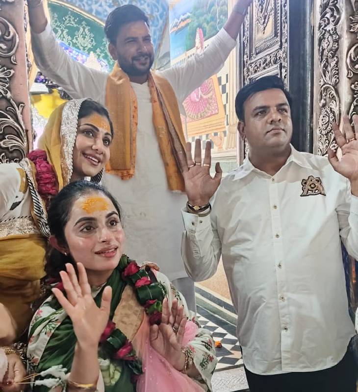 राज कुंद्रा प्रेमानंद महाराजांना म्हणाले- माझी किडनी घ्या: शिल्पा शेट्टीने विचारले- मी राधा नाम जप कसा करू; संताने दोघांना दिले उत्तर शिल्पा शेट्टीने बरसाना येथील श्रीजी मंदिराच्या आतून तिचा फोटोही क्लिक केला.