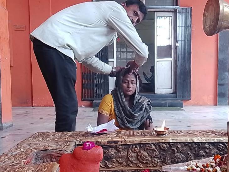 ये तस्वीर प्रयागराज के आलोपिन देवी मंदिर में सिंदूर दान के दौरान की है।