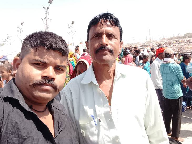 इस तस्वीर में मन्नू लाल के साथ काले रंग की शर्ट में शादी कराने वाला मुकेश है।