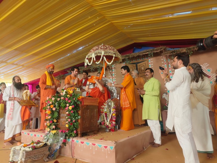 जगद्गुरु रामभद्राचार्य महाराज से आशीर्वाद लेते बागेश्वर पीठाधीश्वर धीरेन्द्र कृष्ण शास्त्री