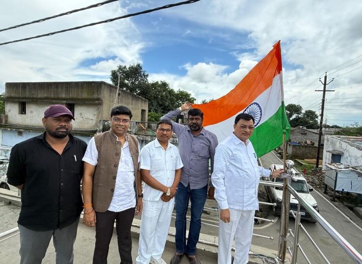 Har Ghar Tiranga 2025 : छत्तीसगढ़ बीजेपी का ‘हर घर तिरंगा’ अभियान, 50 लाख घरों में तिरंगा फहराने का लक्ष्य 15 मंत्री लखनलाल देवांगन ध्वजारोहण करते हुए।