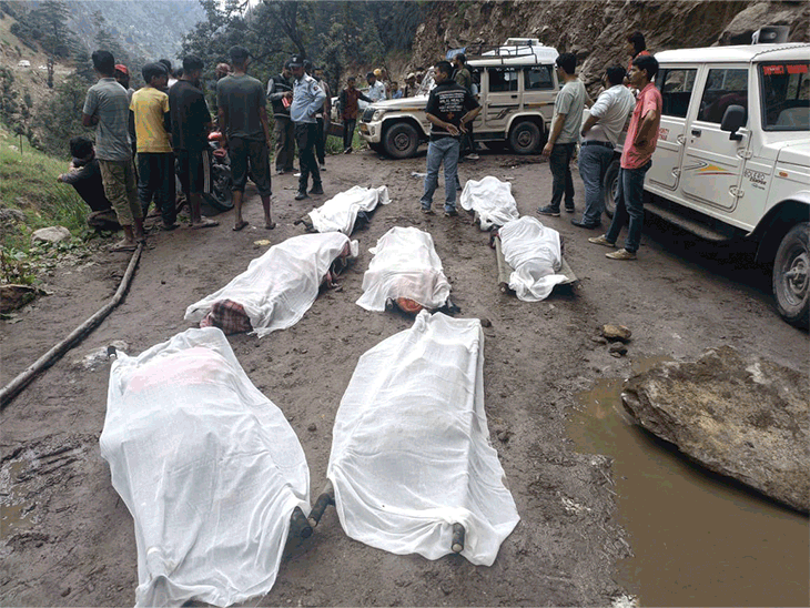 हादसे में मारे गए लोगों के शव एंबुलेंस और अन्य वाहनों में ले जाए जा रहे हैं।