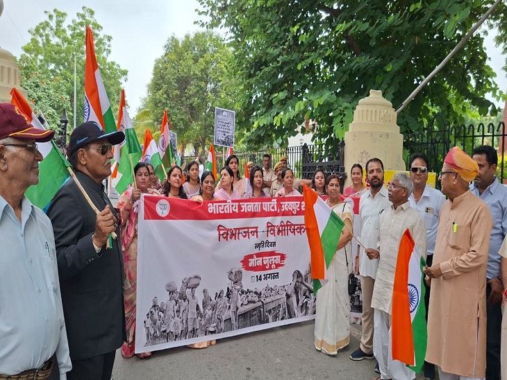 उदयपुर के टाउनहॉल से मौन जुलूस को रवाना करते धरोहर संरक्षण एवं संवर्धन प्राधिकरण के अध्यक्ष ओंकार सिंह लखावत एवं कैबिनेट मंत्री बाबूलाल खराड़ी