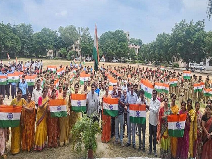 जनार्दनराय नागर राजस्थान विद्यापीठ विश्वविद्यालय की तिरंगा रैली में शामिल स्टूडेंट और अन्य