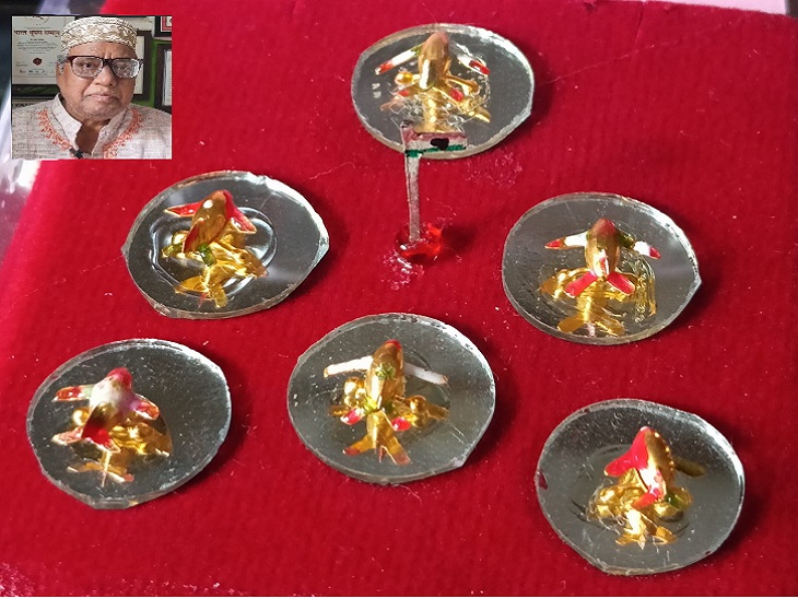 डा. इकबाल सक्का अपने बनाए तिरंगे और विमान के साथ