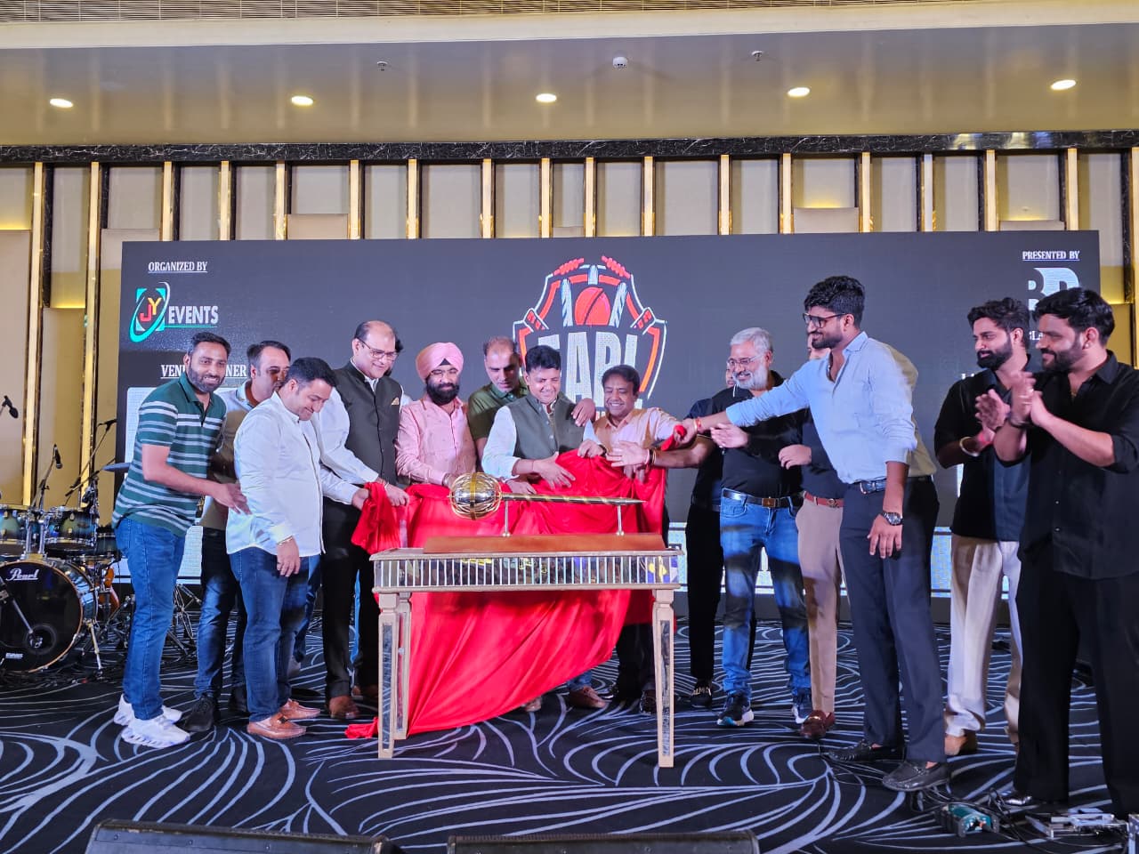 । ट्रॉफी लॉन्चिंग कार्यक्रम में इवेंट जगत की कई प्रमुख हस्तियां मौजूद रहीं।