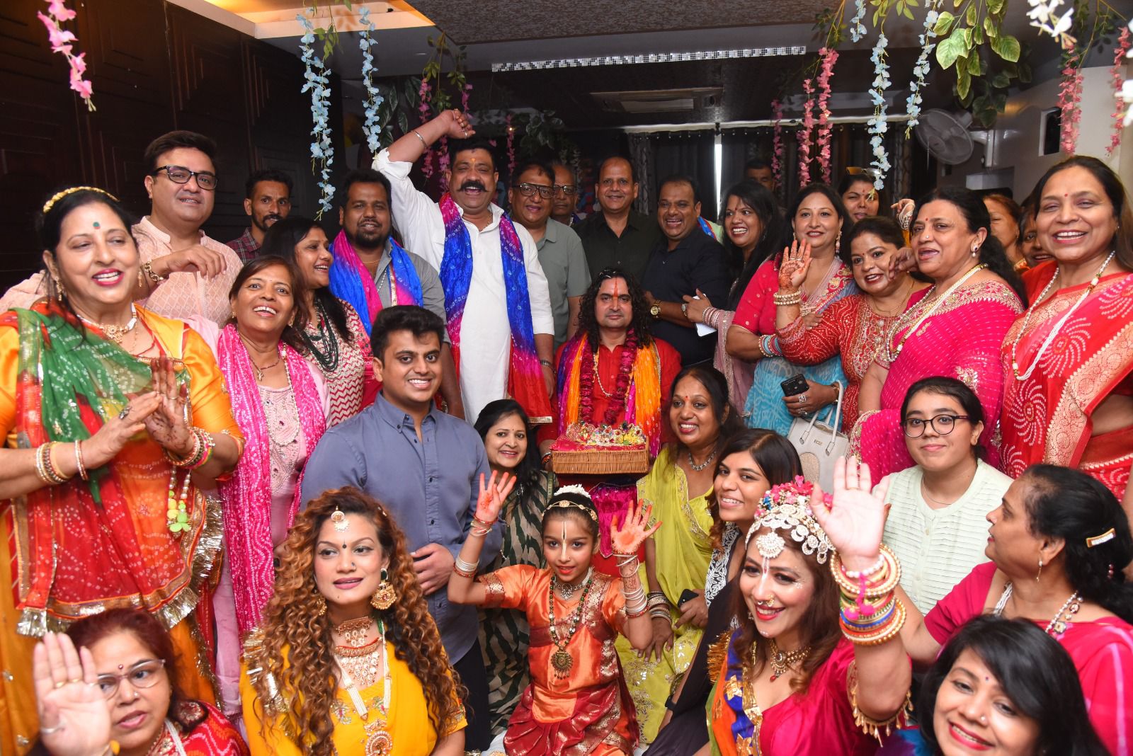 कार्यक्रम का शुभारंभ संस्था के मुख्य संरक्षक हाथोज धाम एवं हवामहल विधायक बालमुकुंदाचार्य महाराज की ओर से किया गया।