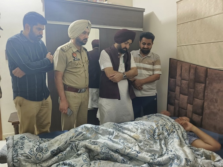 कैबिनेट मंत्री हरदीप सिंह मुंडियां विधायक राजिंद्रपाल छीना का हाल जानने उनके घर पहुंचे।