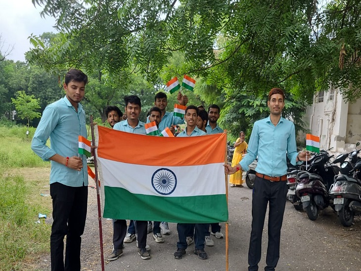 सुविवि उदयपुर के शिक्षा संकाय में तिरंगा रैली में स्टूडेंट का एक ग्रुप