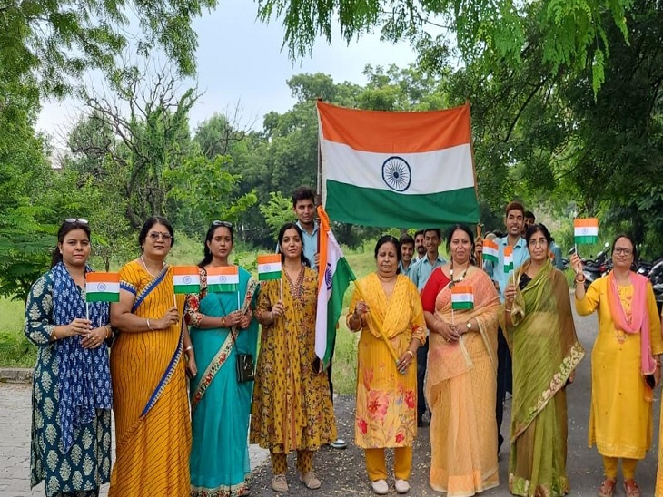 सुविवि में निकली तिरंगा रैली में स्टाफ भी शामिल हुआ