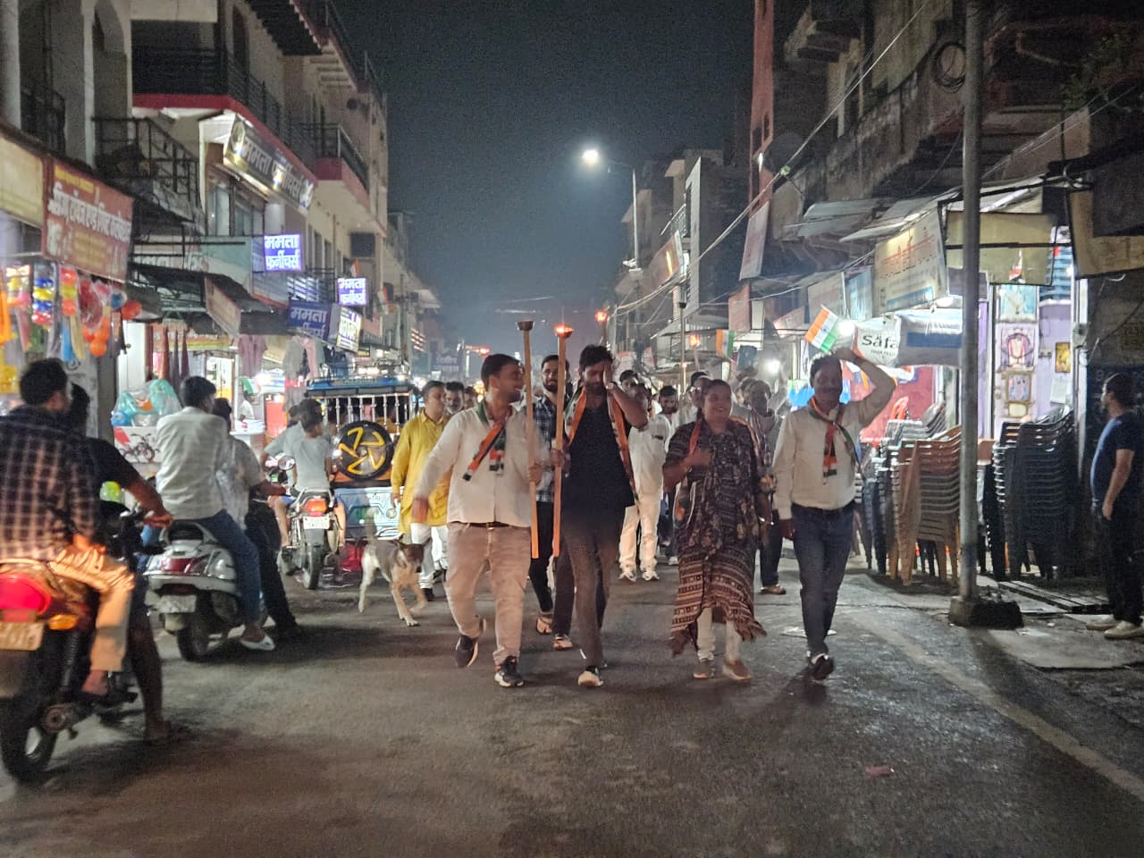 शहर के कुम्हेर गेट से लक्ष्मण मंदिर तक निकाला गया कैंडल मार्च।