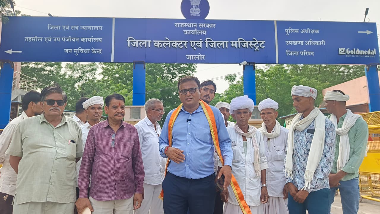 ज्ञापन देने के लिए जाते हुए ग्रामीण व शिव सेना के कार्यकर्ता।