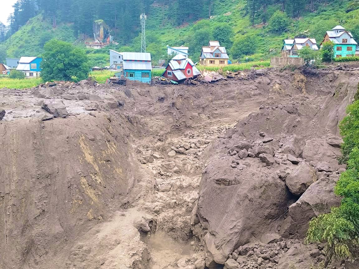 बादल फटने के बाद इलाके की तस्वीर। कई घरों को नुकसान पहुंंचा।