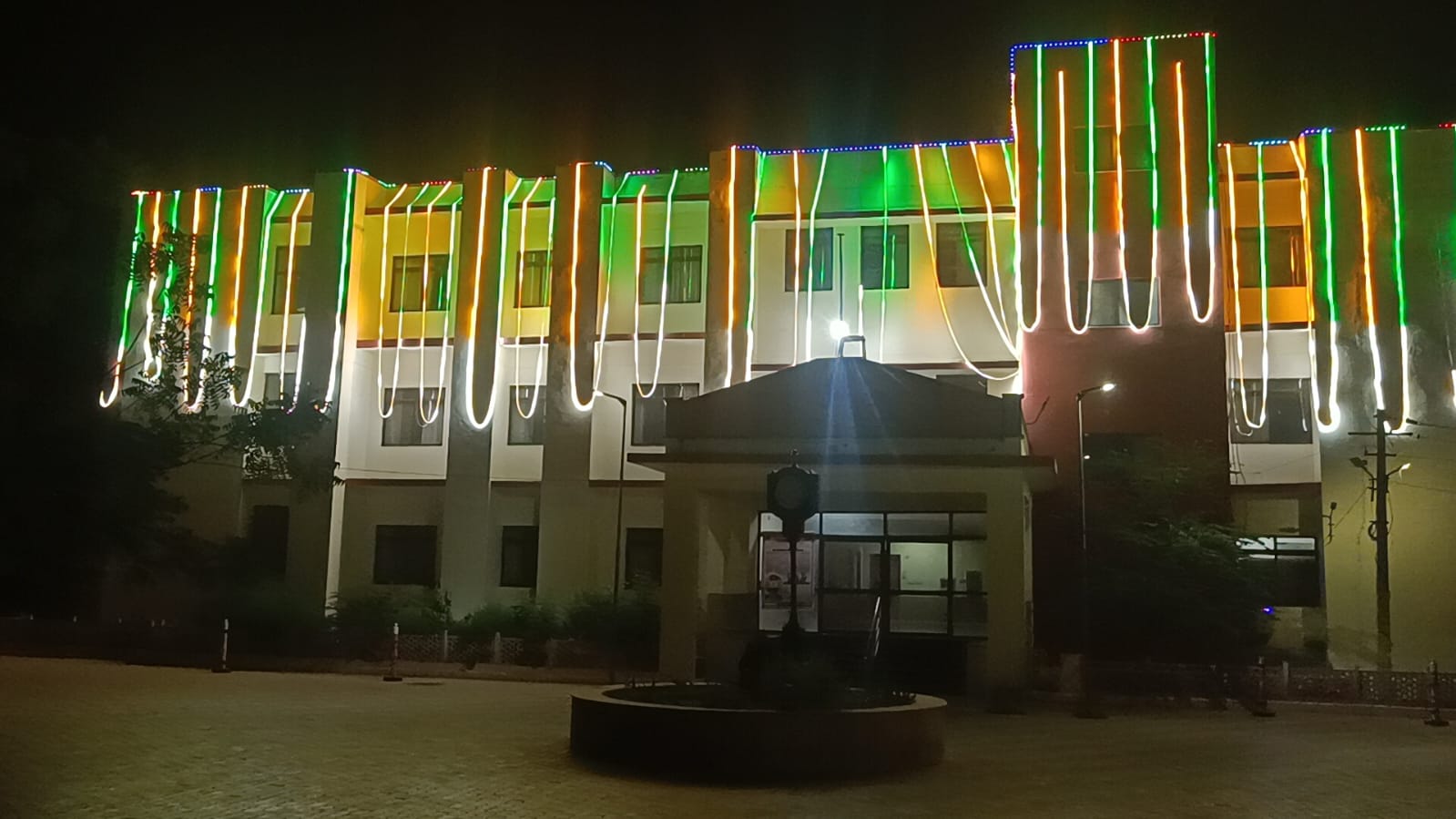 तिरंगे रंग की रोशनी से सजी कोर्ट की भवन