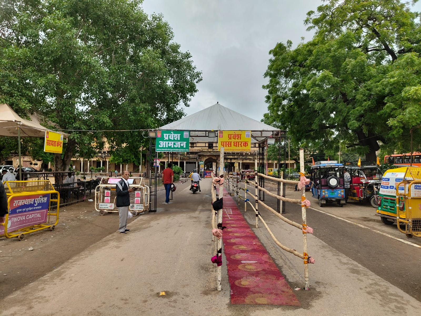 गोविंददेवजी में दर्शन के लिए अलग-अलग लाइनों की व्यवस्था की गई है।