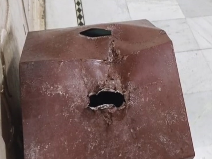 मंदिर के दान पात्र को भी तोड़ा गया। इसके अलावा छत्र व अष्टधातु से बना सिंहासन ले गए।