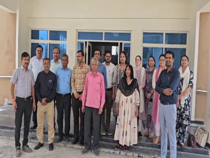 पूरे प्रदेश में राजस्व अधिकारी काम से दूरी बनाए हुए हैं।