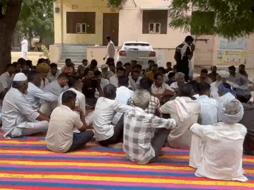 मोर्चरी के बाहर धरने पर बैठे परिजन व मुस्लिम समाज के लोग