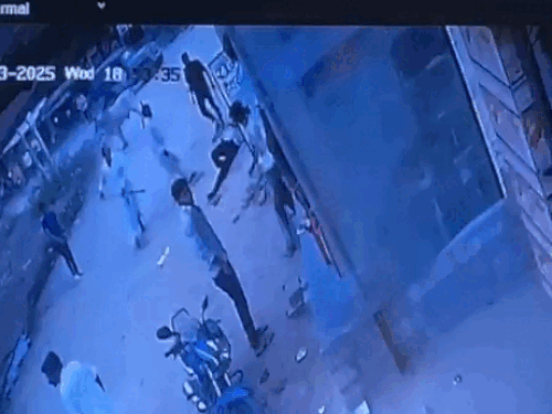 करंट की घटना के लकड़ी से तारों को हटाने अन्य लोग व परिजन