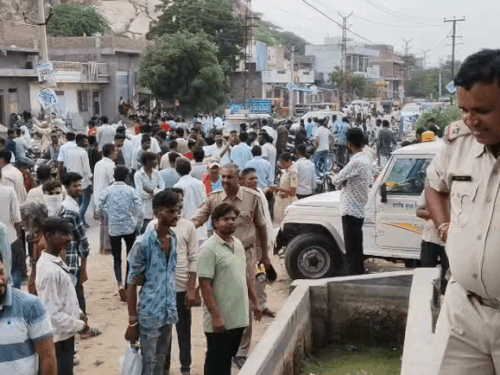 महिला के बावड़ी में गिरने की सूचना पर मौके पर मौजूद भीड़ व पुलिस