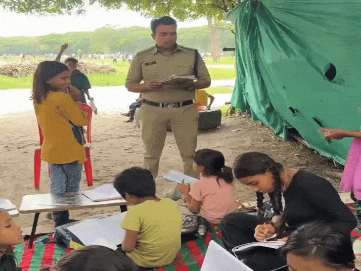 लालबाग में पेड़ के नीचे बच्चों को पढ़ाते संजय सांवरे।