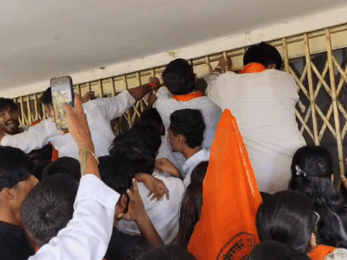 अखिल भारतीय विद्यार्थी परिषद (ABVP) के कार्यकर्ताओं ने कोटा विश्वविद्यालय में प्रदर्शन किया।