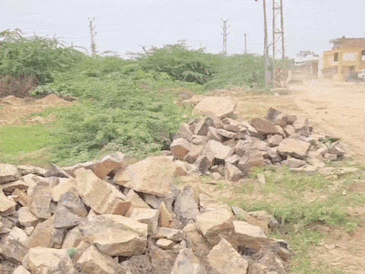 टाउनशिप में लोगों ने जगह-जगह अतिक्रमण, सूचना पर नगर परिषद ने की कार्रवाई।