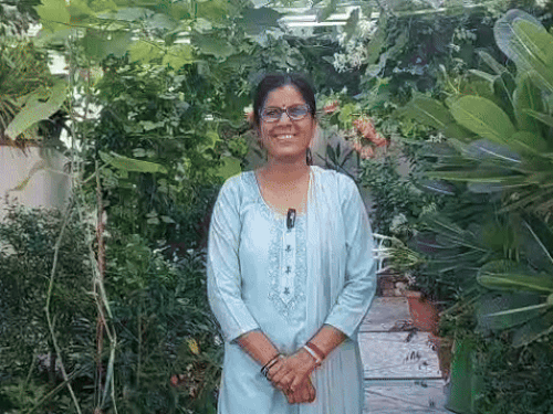 शंकरलाल की पत्नी मीना चौहान को भी गार्डनिंग का शौक है।