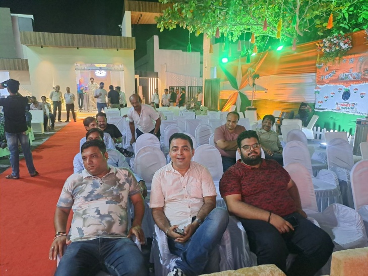 डिस्ट्रिक्ट क्लब में आयोजित कार्यक्रम में गजल सुनते क्लब सदस्य।