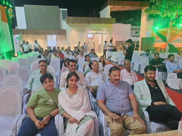 डिस्ट्रिक्ट क्लब में आयोजित कार्यक्रम में गजल सुनते क्लब सदस्य।