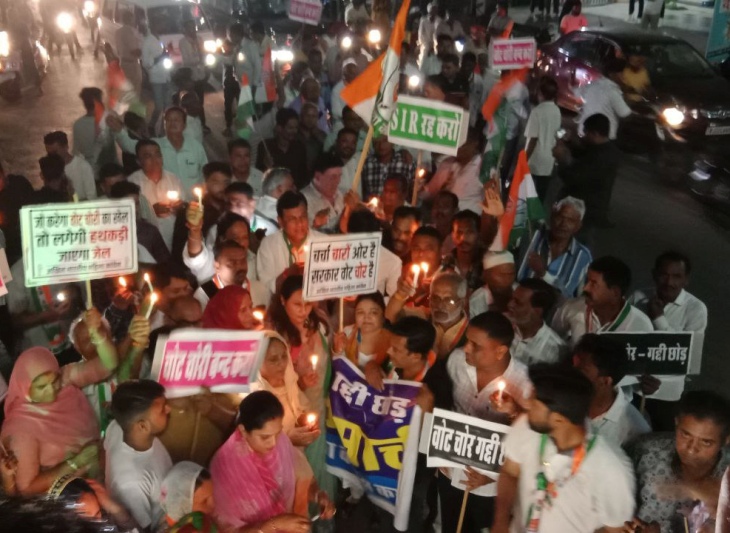 कैंडल मार्च में शामिल कांग्रेसी।