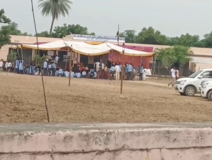 पाली जिले के करमावास पट्टा गांव के सरकारी स्कूल में जुटे ग्रामीण।