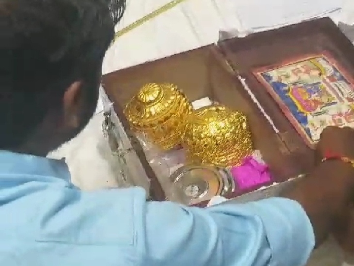 बॉक्स से मुकुट निकाल कर अधिकारी जांच करते हैं।