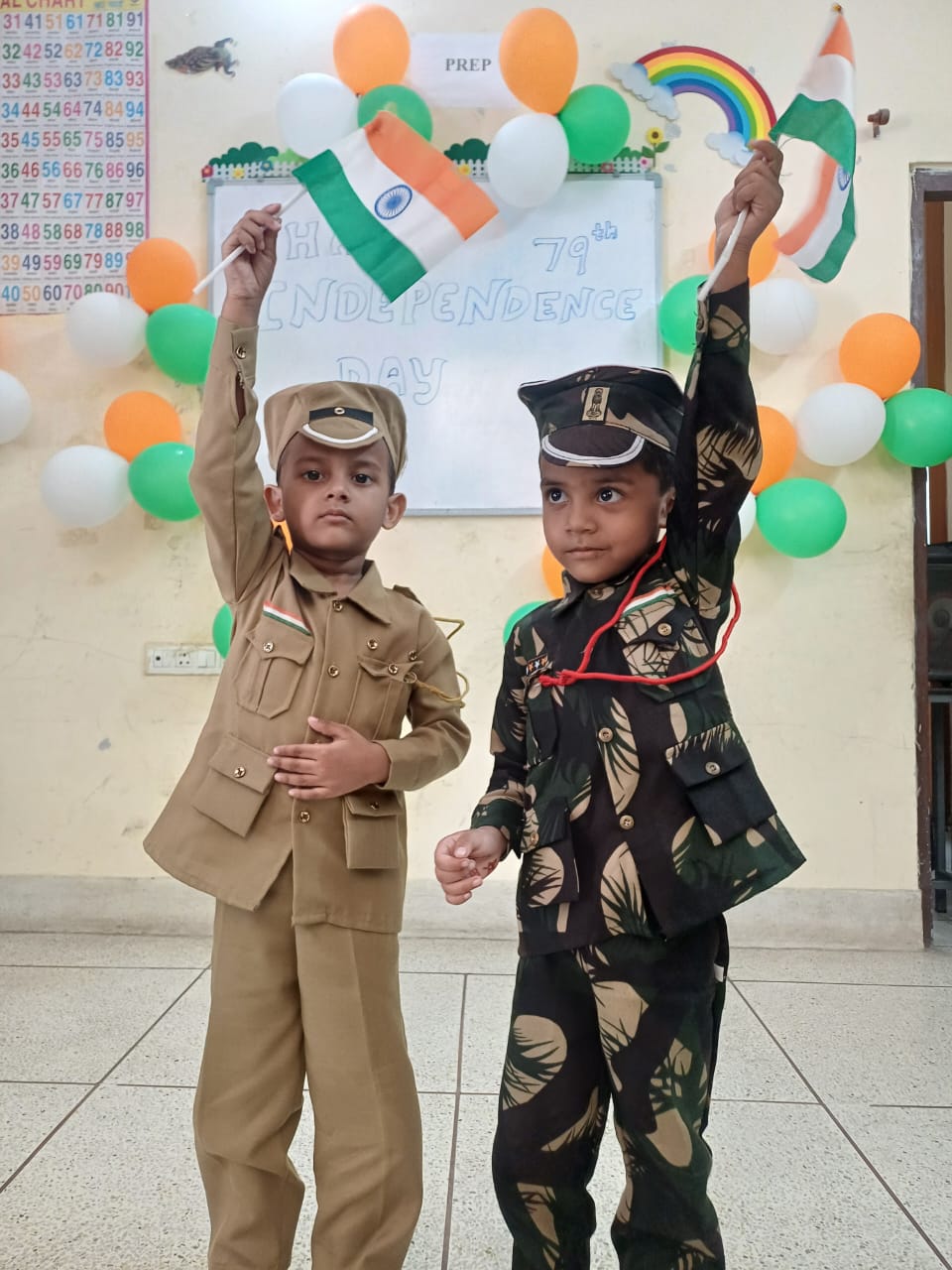 स्कूली बच्चे सैनिकों की ड्रेस पहनकर समारोह में पहुंचे।