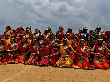 कार्यक्रम में सरकारी स्कूल की छात्राओं ने राजस्थानी और देशभक्ति गीतों पर परफॉर्म किया।