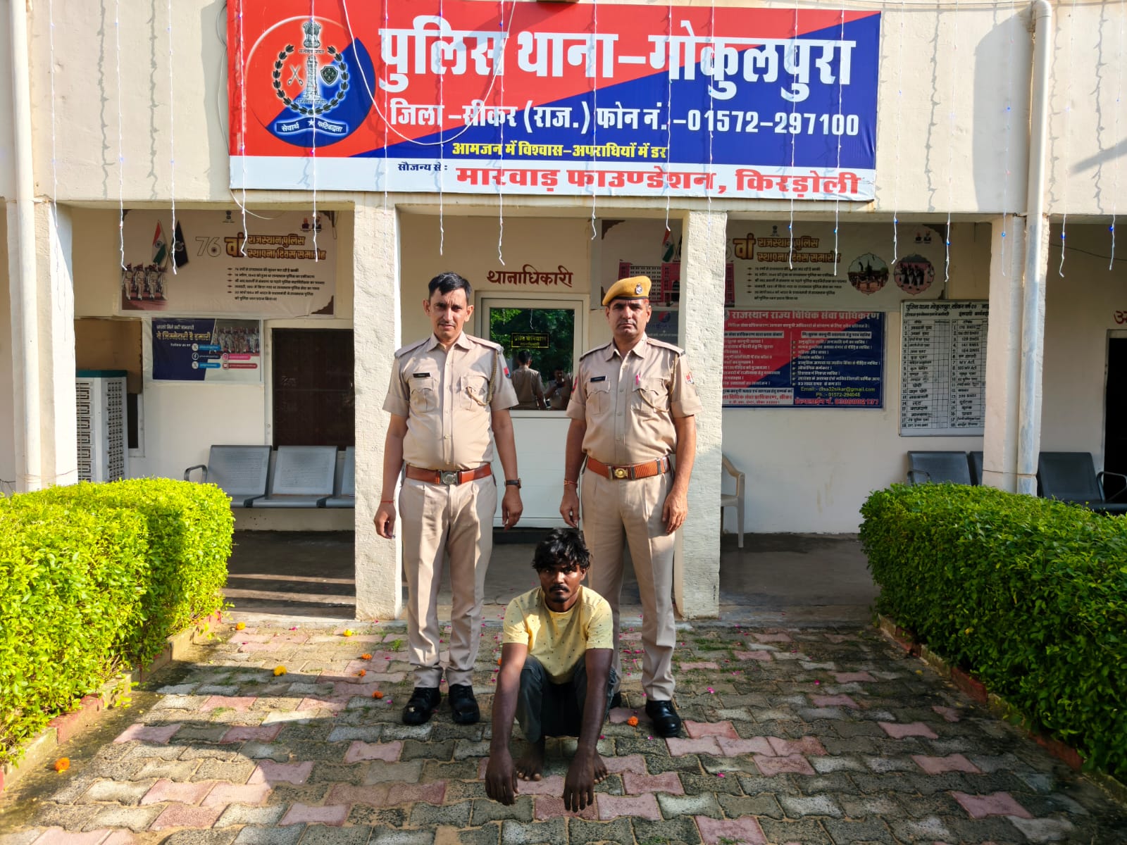 पुलिस की हिरासत में आरोपी।