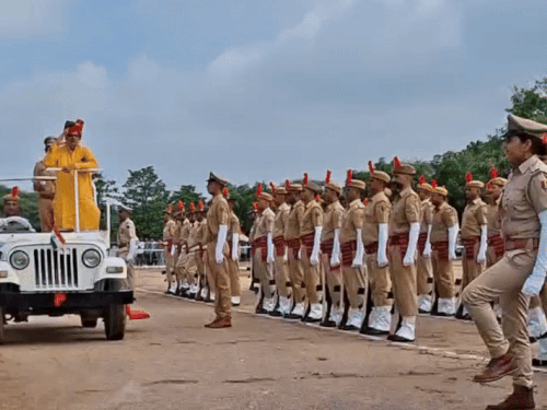 यूडीएच मंत्री झाबर सिंह खर्रा ने परेड का निरीक्षण किया।
