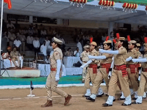 सीकर में DYSP अनुज कुमार डाल ने परेड का नेतृत्व किया,परेड में पुलिस, होमगार्ड, गौरव सेनानी सहित कई टुकड़ियां शामिल रही।