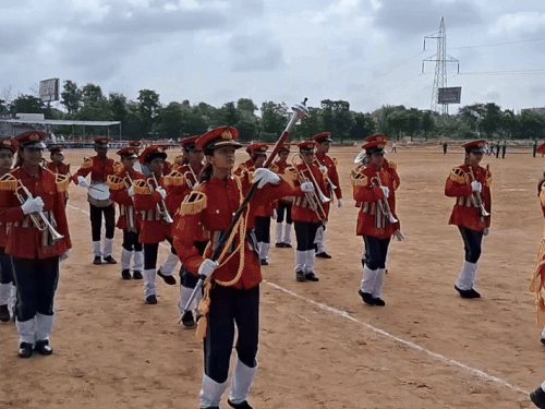 बैंड परफॉर्मेंस देते हुए सेंट मैरी स्कूल के छात्र।