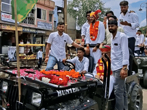 अपने समर्थकों के साथ पूर्व विधायक रतन जलधारी और युवा नेता यश जलधारी।