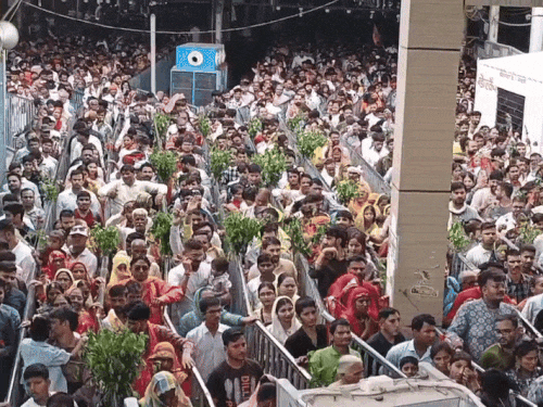 स्वतंत्रता दिवस पर खाटूश्याम मंदिर में दर्शन करने पहुंचे हजारों श्रद्धालु।